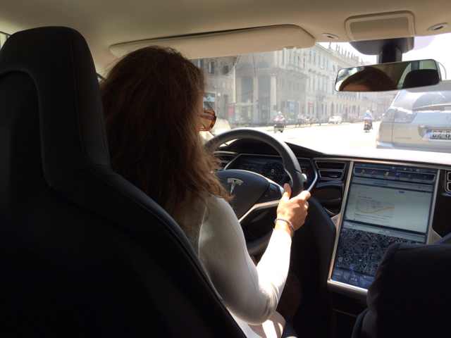 Monica Secondino al volante della Tesla Model S